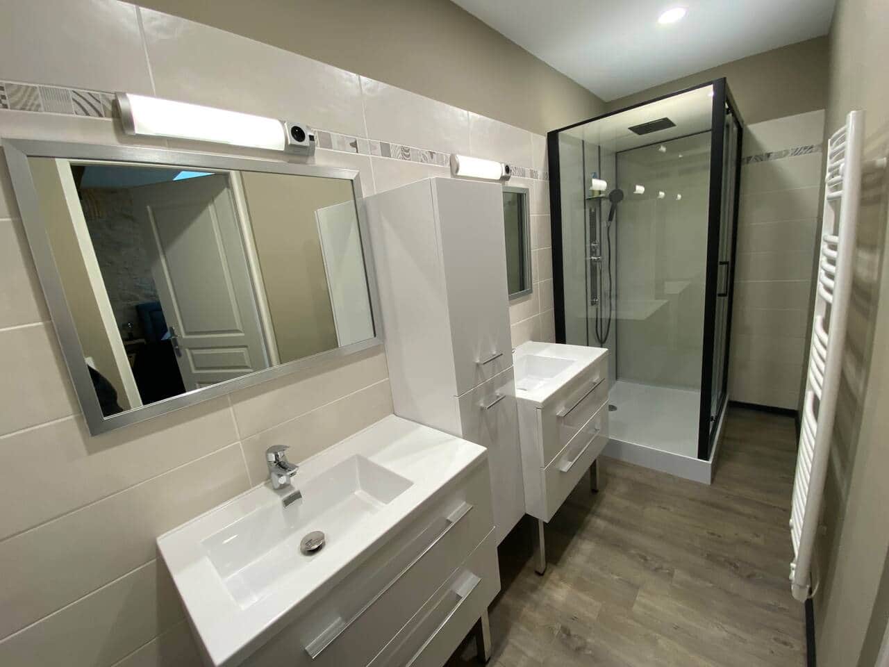 Salle de bain avec sèche cheveux et shampooing gel douche inclus