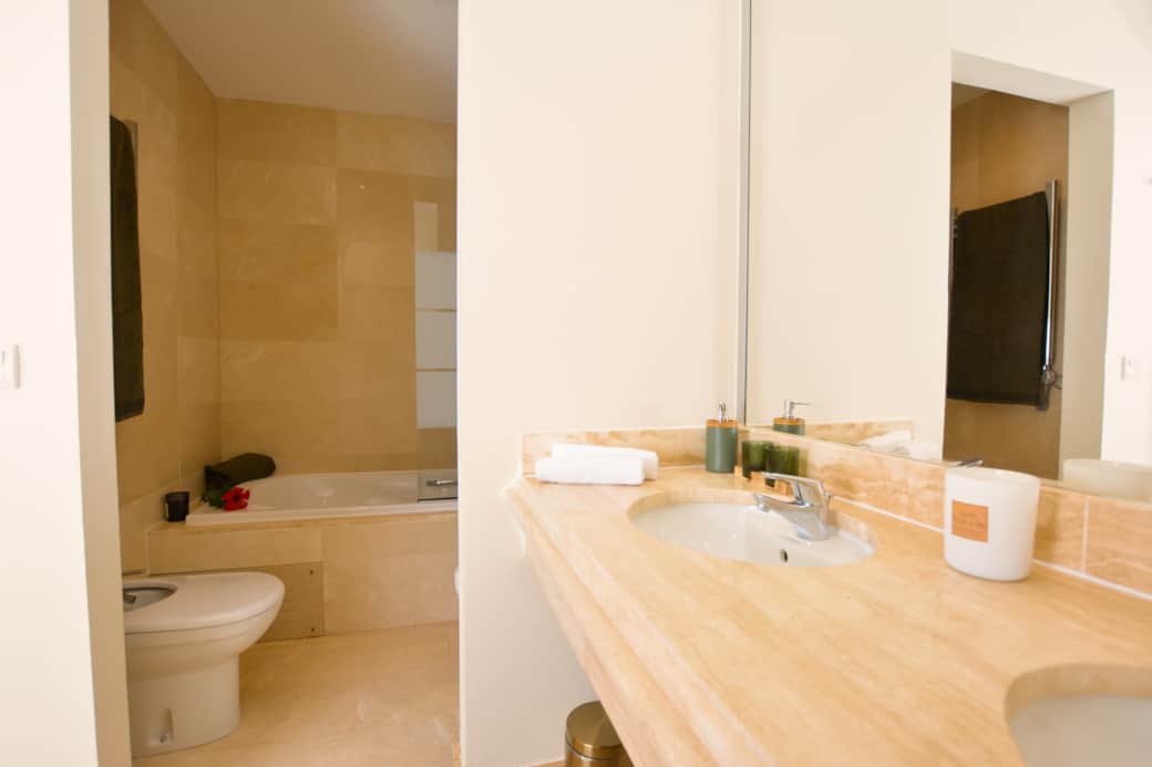 Master bedroom double bathroom with hydromassage bathtub and shower Master bedroom double bathroom with hydromassage bathtub and shower