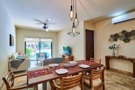 Zen Oasis Swim Up Condo Pool W Tiki Hut Bar + Gym