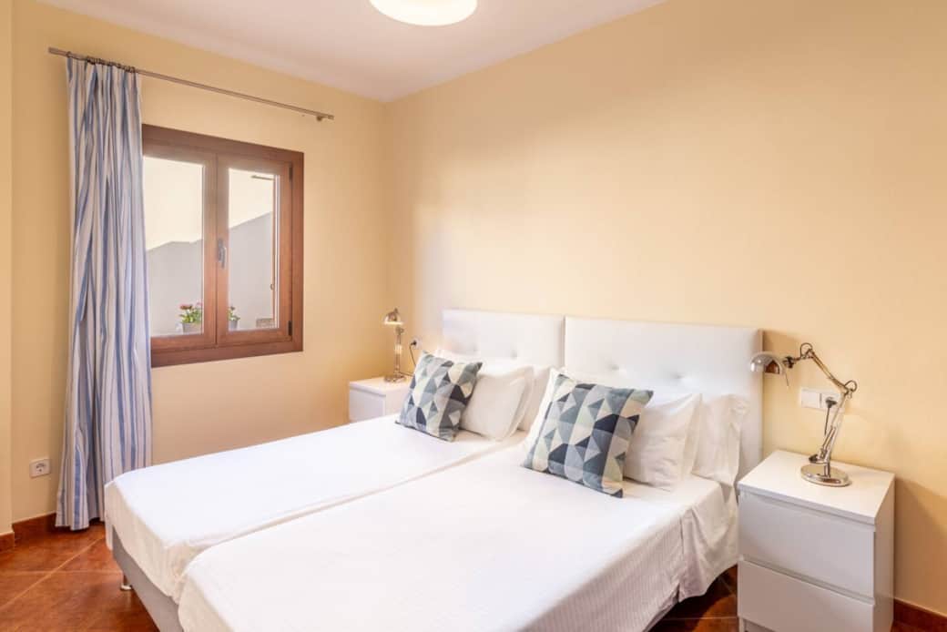 Habitación con dos camas de 90, con vistas a la terraza