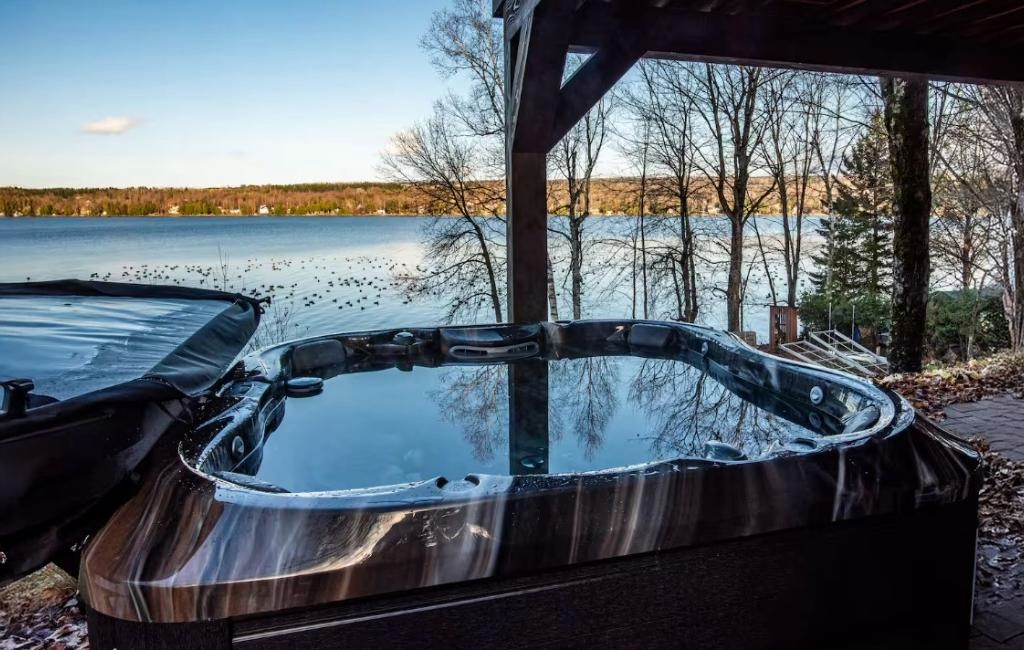 Spa et vue sur le lac Spa et vue sur le lac