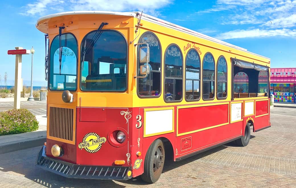  🚋 Guide 1: The Ultimate Car-Free Day on the Jolley Trolley  Leave your car keys inside the condo! Discover how to use the historic trolley that stops right outside our front door to explore Pier 60, charming downtown Dunedin, and the historic Tarpon Springs Sponge Docks in a single, stress-free day out.