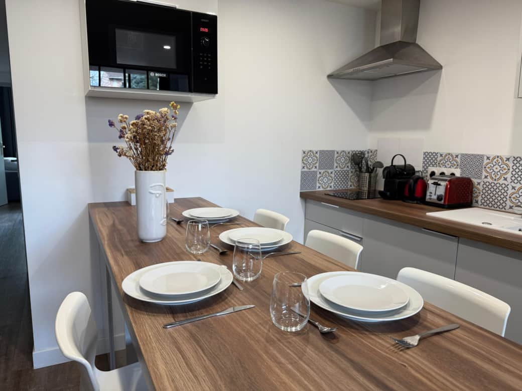 salon, salle à manger, table à manger, canapé, micro onde, télévision, cuisine, cafetière