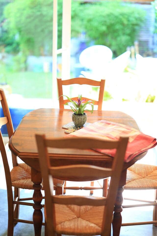 REPAS-PARTAGER-GÎTE-VUE-SUR-JARDIN-OCCITANIE-CAMPAGNE