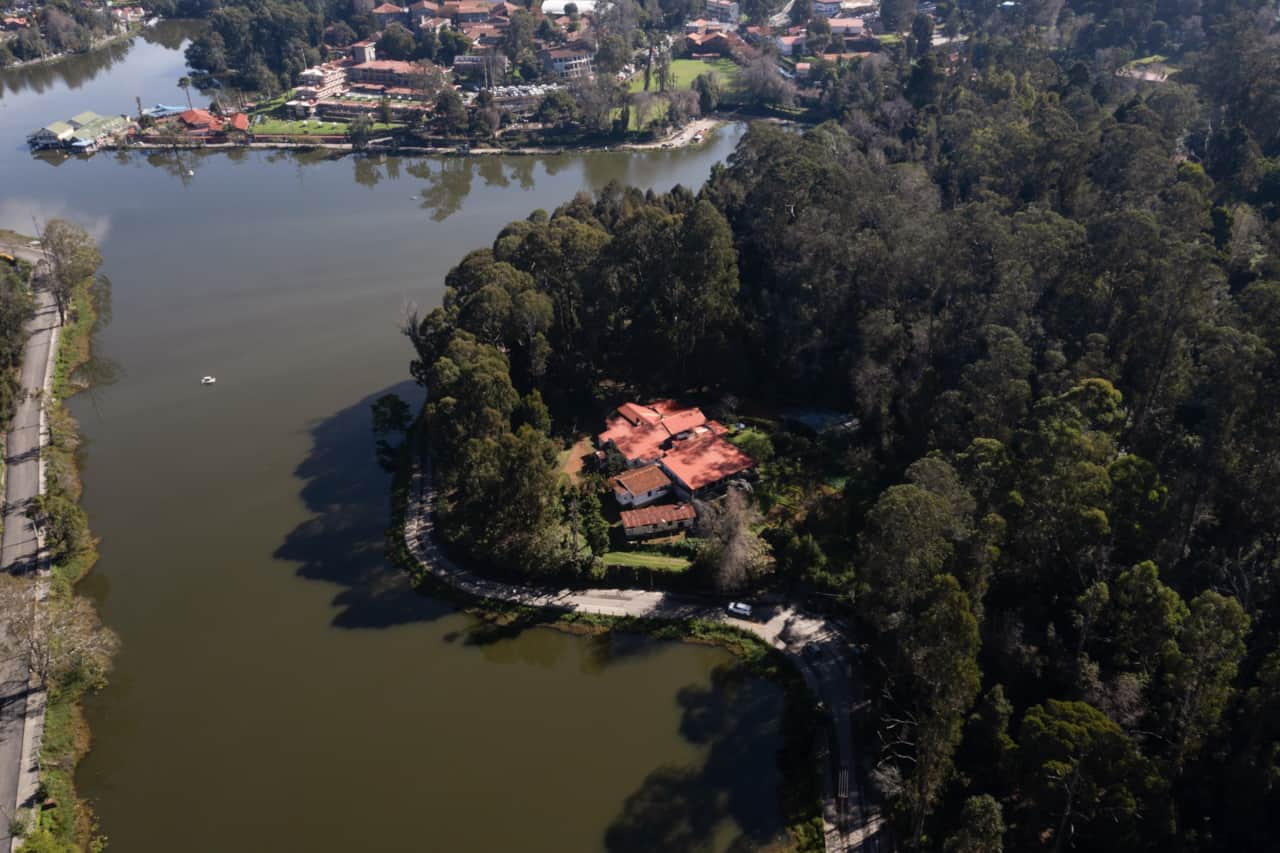 01 exterior aerial lake 01