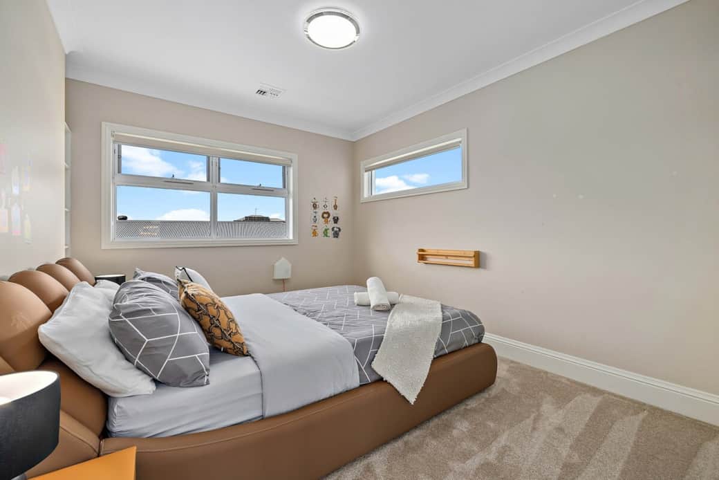 Ideal for friends or family, our designed bedroom offers a comfortable and inviting space to rest. The playful wall decals add a touch of charm, while the natural light from the windows brightens the room. Wake up refreshed and ready to explore.