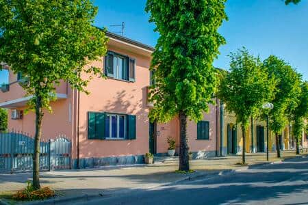 Facciata della casa con ingresso e parcheggio