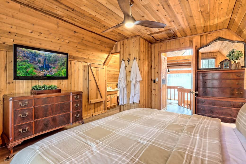 Peacock Parc Mountain Lodge Cabin Vacation Rental Helen, GA