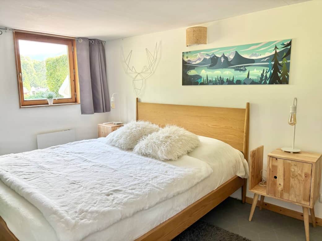 uite parentale en rez de jardin avec accès uniquement par l’extérieur ! Salle de bain attenante. Lit double 160x200cm