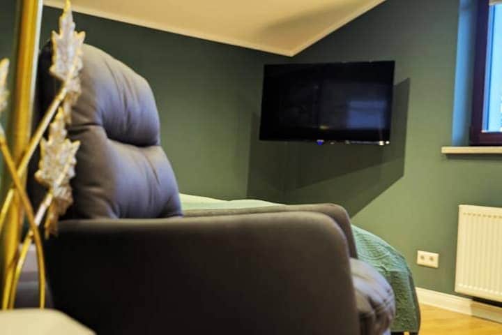 Modernes Zimmer mit Smart-TV, gemütlichem Bett und ruhiger Lage nahe Flughafen BER