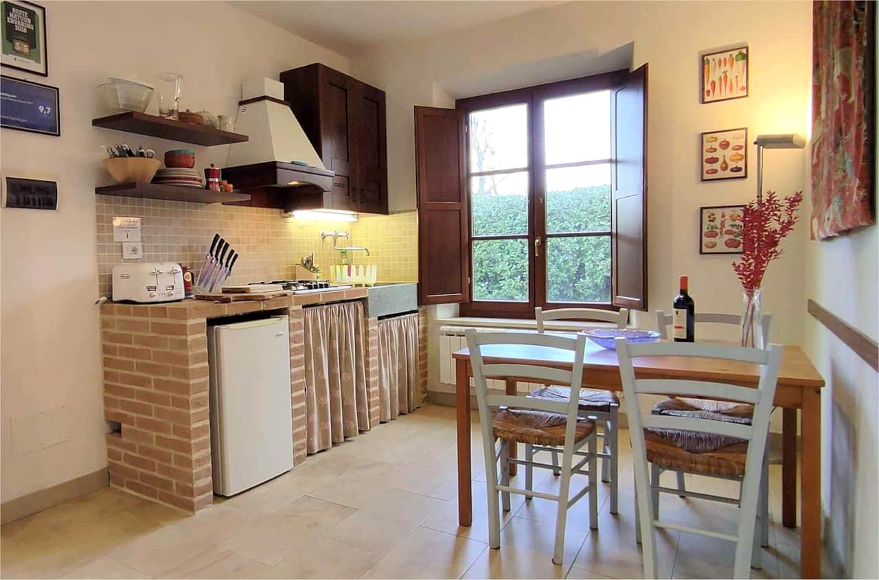 Traditional kitchen 'in muratura' with marble sink