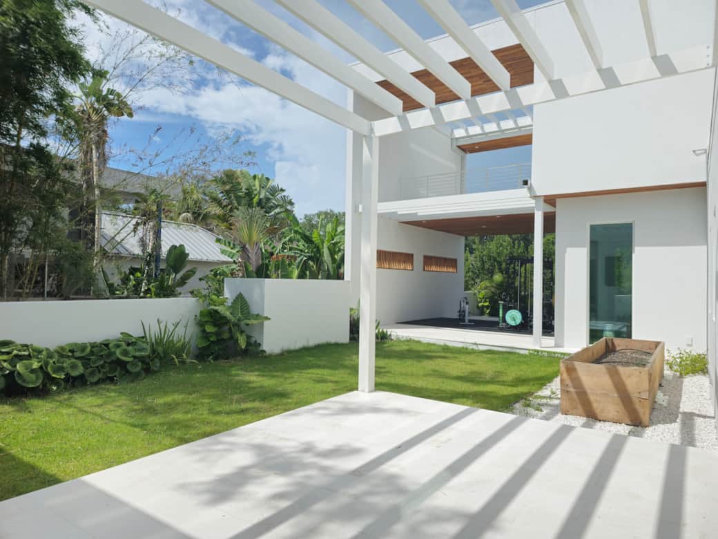 Luxury Siesta Key Rental Home Patio and Outdoor Garden Close to Dining Room