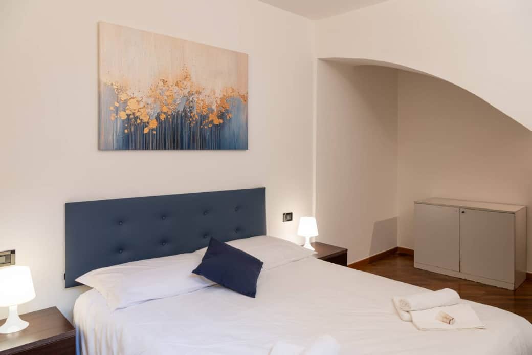 Camera da letto 1: Rappresenta un mix tra elementi storici e moderni. Molto elegante e unica nel suo genere. Servita di tutta la biancheria e con spazio per appendere vestiti Camera da letto 1: Rappresenta un mix tra elementi storici e moderni. Molto elegante e unica nel suo genere. Servita di tutta la biancheria e con spazio per appendere vestiti