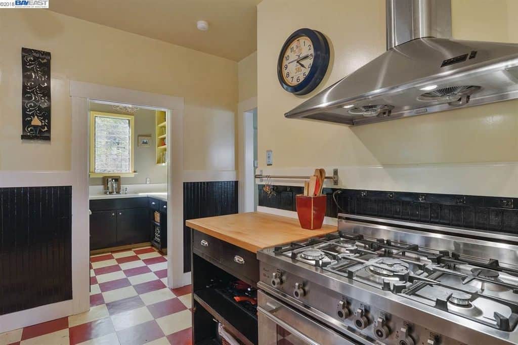 There's a separate butler's pantry There's a separate butler's pantry