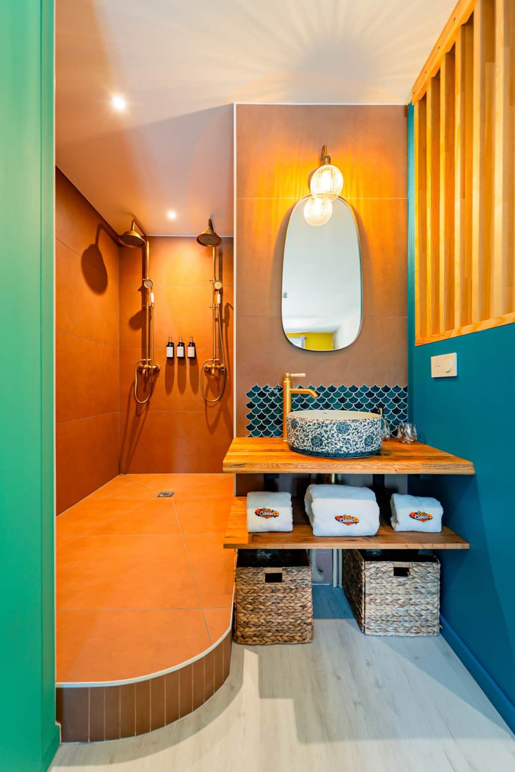 Salle de bain spacieuse avec double douche pour un confort optimal. À votre disposition : shampoing, après-shampoing, savon, serviettes de bain moelleuses et peignoirs. Un espace pensé pour votre bien-être et votre détente Salle de bain spacieuse avec double douche pour un confort optimal. À votre disposition : shampoing, après-shampoing, savon, serviettes de bain moelleuses et peignoirs. Un espace pensé pour votre bien-être et votre détente