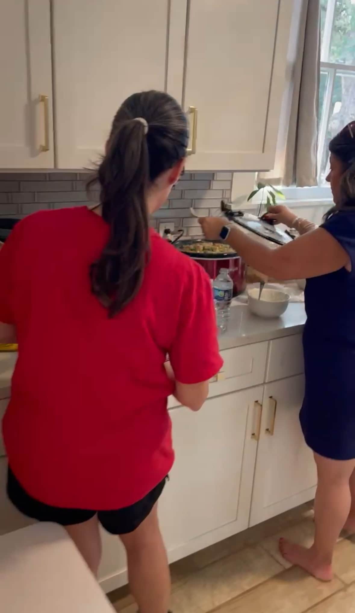ladies-cooking-in-the-kitchen-at-white-magnolia