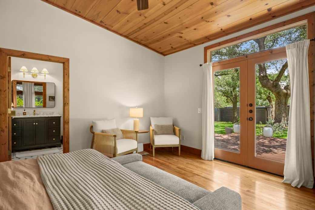 Primary Bed - Seating Area, Patio and Private Bathroom