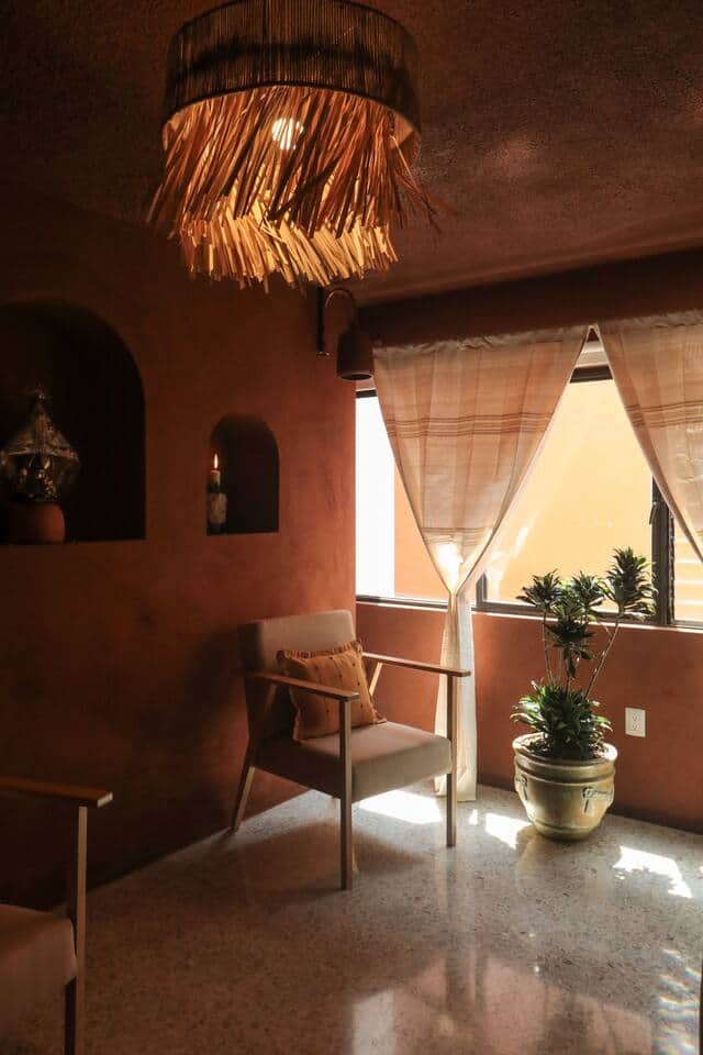 Sala principal, característico de Oaxaca, a bases de pintura de tierra y artículos artesanales de la región. 