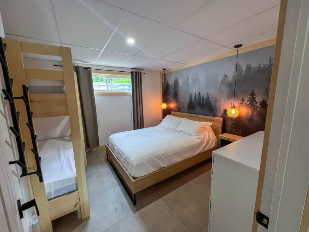 Chambre 2 (lit queen & 2 lits simples)