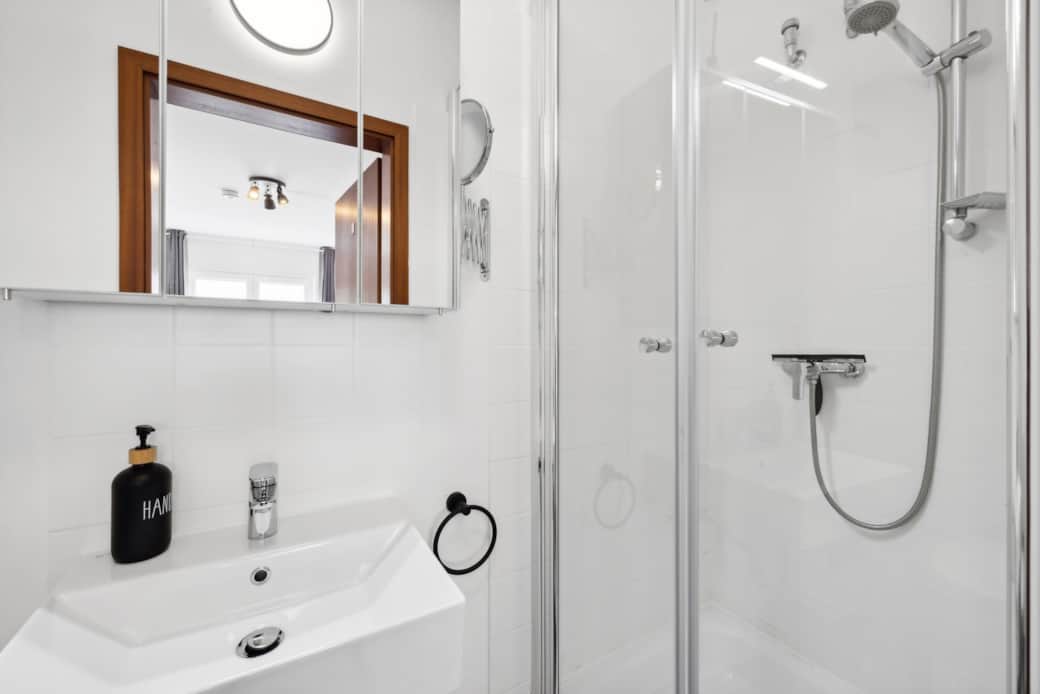 Badezimmer mit Dusche