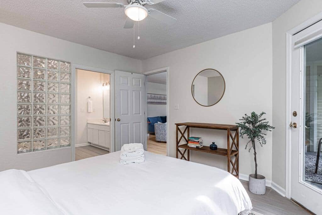 Queen bedroom Queen bedroom