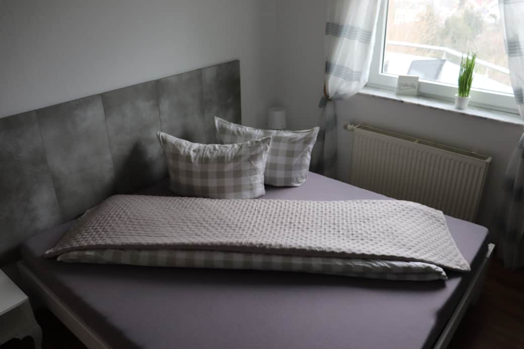 Doppelbett im Schlafzimmer