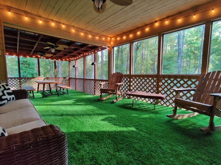 Enjoy Nature in the Screened-In Porch Enjoy Nature in the Screened-In Porch