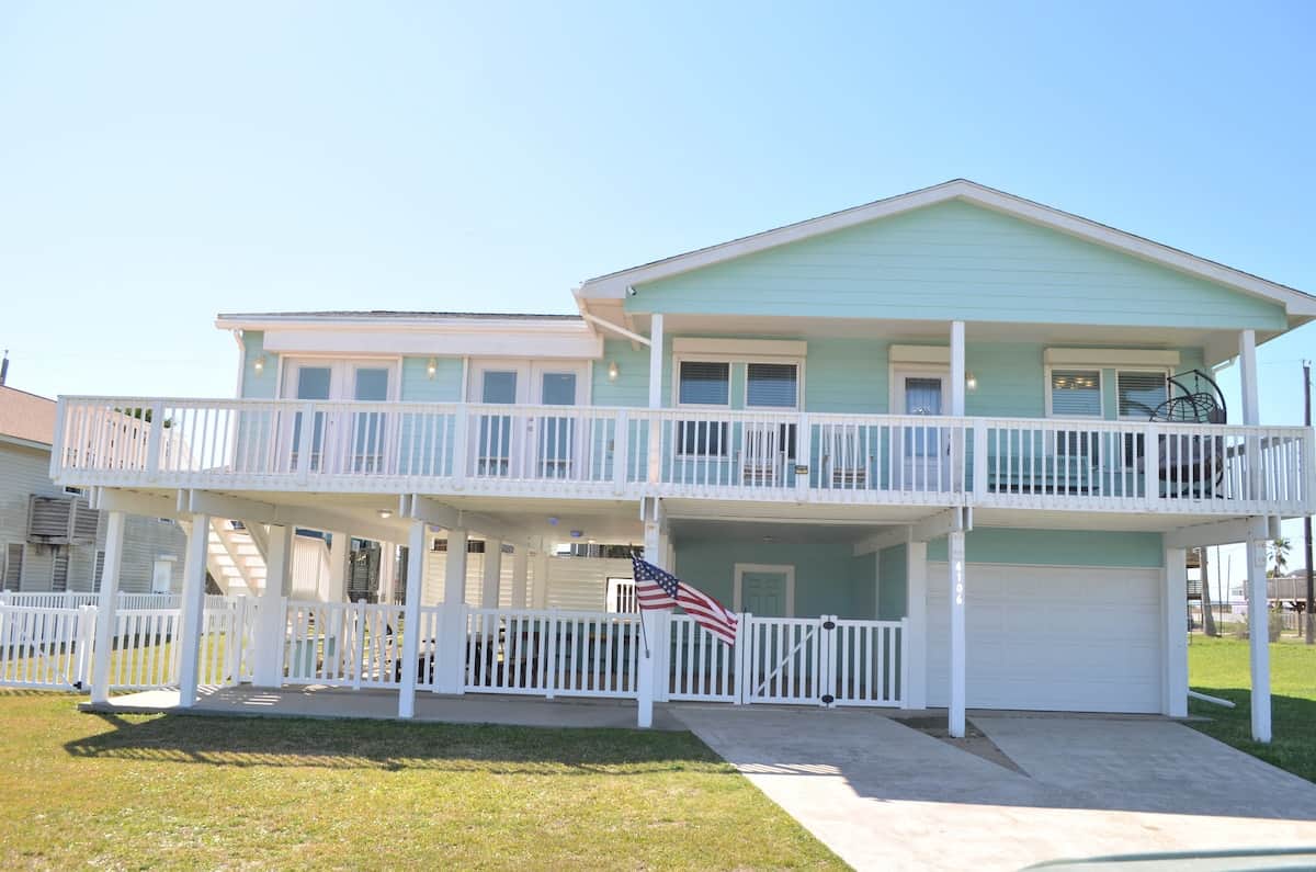 The walk to the beach is just 9 houses away.