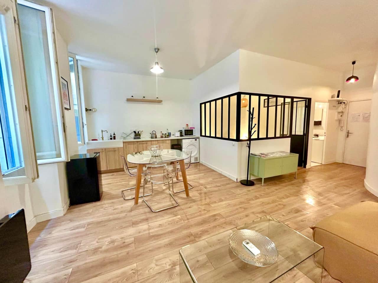 Salon, chambre, cuisine, table à manger, chaises