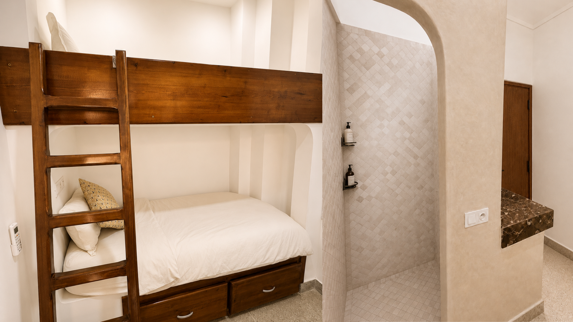 Chambre 4 — lits superposés, salle de bains avec douche Chambre 4 — lits superposés, salle de bains avec douche