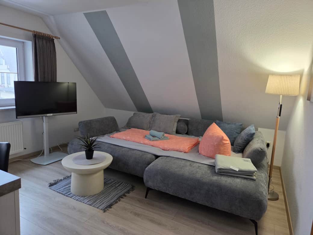 Wohnzimmer mit Möglichkeit die Couch als Aufbettung zu nutzen (max. 2 Personen) Wohnzimmer mit Möglichkeit die Couch als Aufbettung zu nutzen (max. 2 Personen)