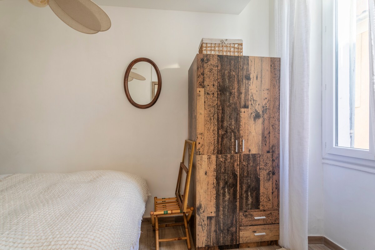Beautiful apartment in downtown Aix, AC