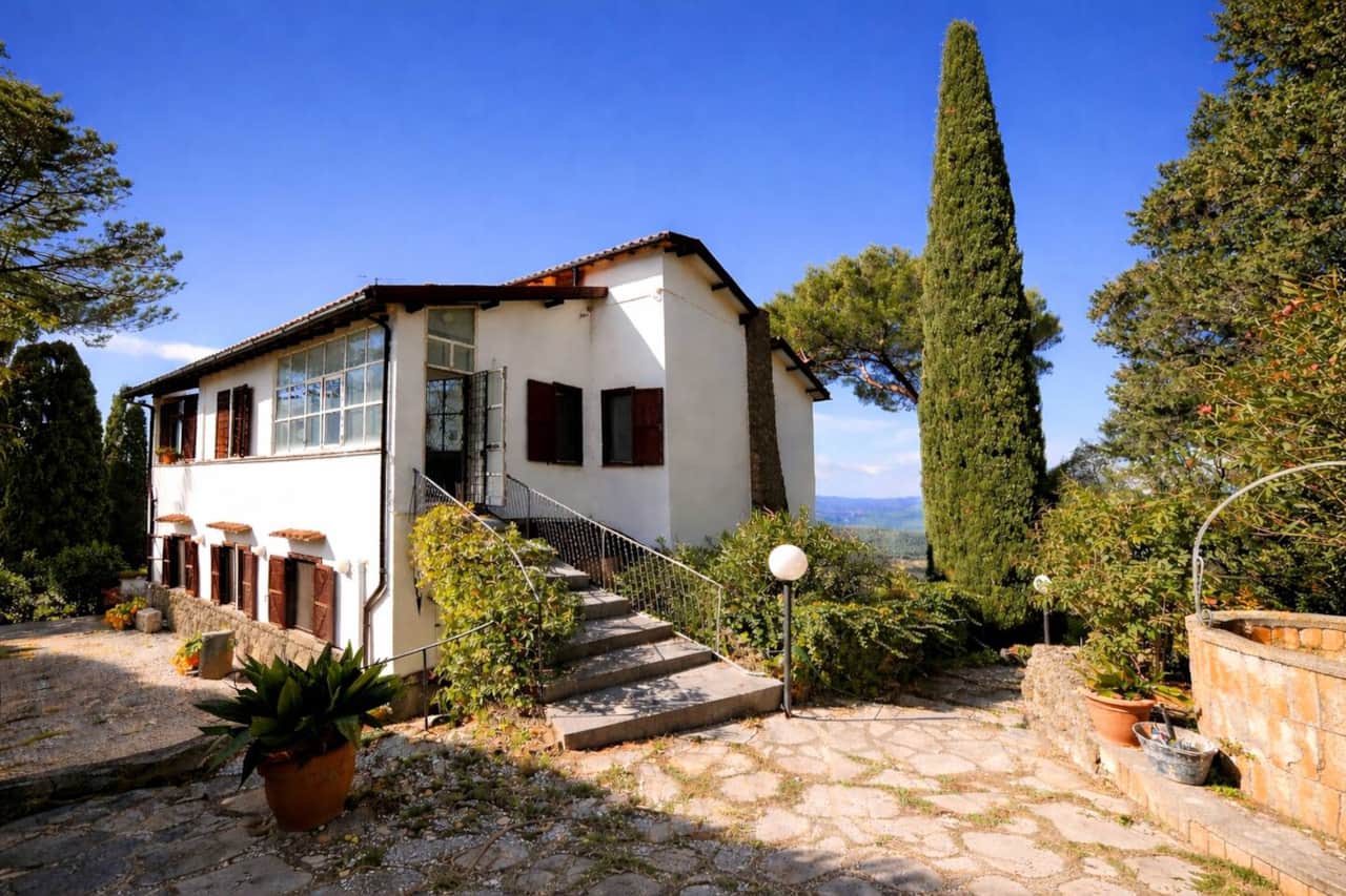 Esterni immersi nel verde, con accesso indipendente e area curata che circonda la casa. La posizione panoramica regala una splendida vista aperta sul paesaggio circostante e sul mare, ideale per momenti di relax all’aria aperta.