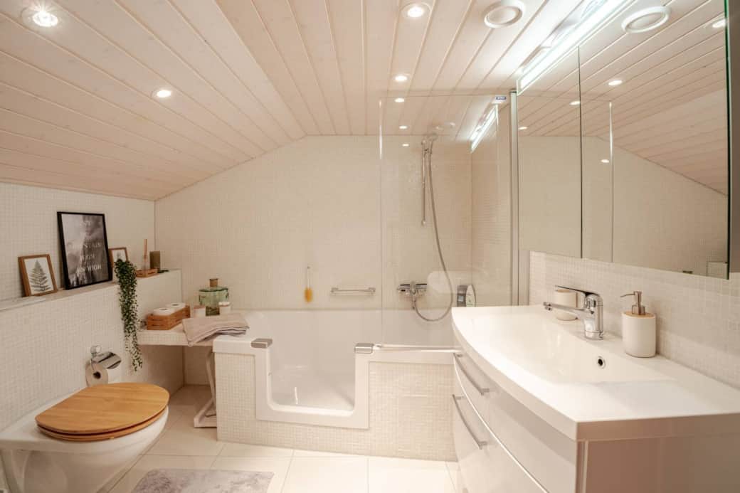 En-suite bathroom (bedroom 1) with shower that can be converted into a bathtub, dimmable lighting