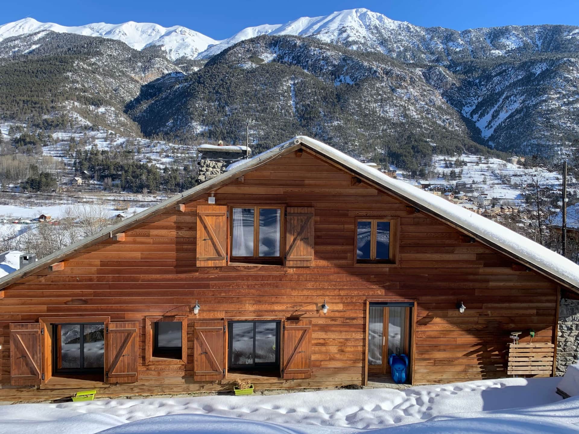 Chalet Mont Milo façade en bois sous la neige avec vue sur les Alpes, Serre Chevalier Vallée