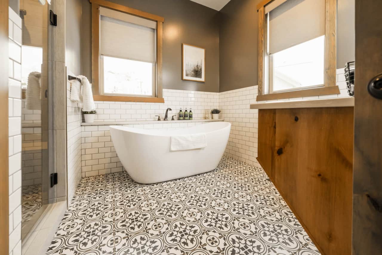 Level 1 - King Suite 1 Master Bath 