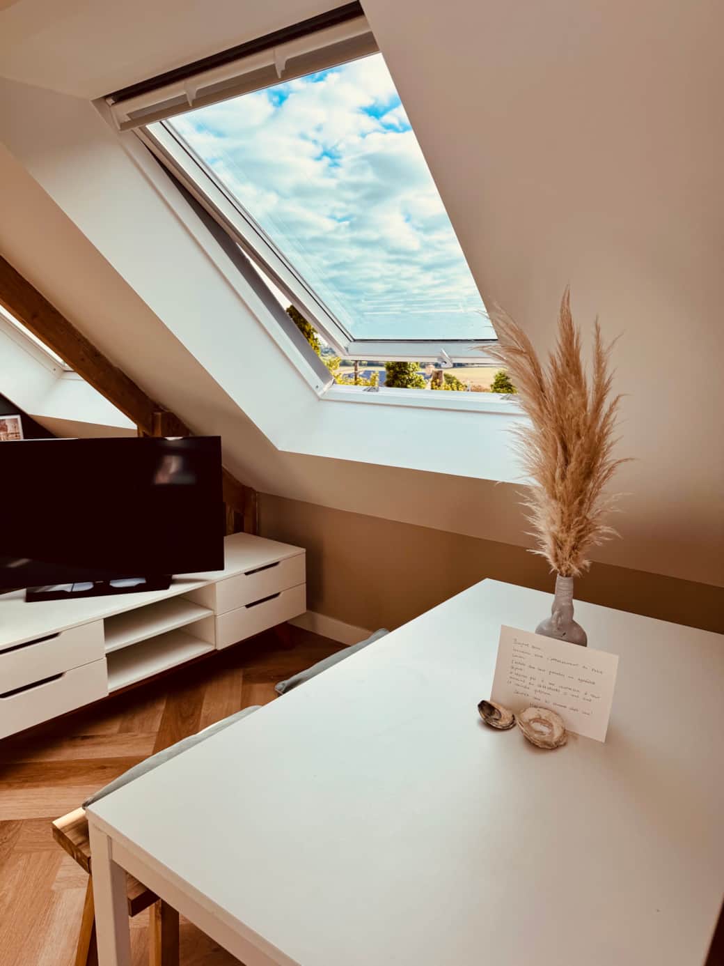 Esstisch mit Blick über die Landschaft Esstisch mit Blick über die Landschaft