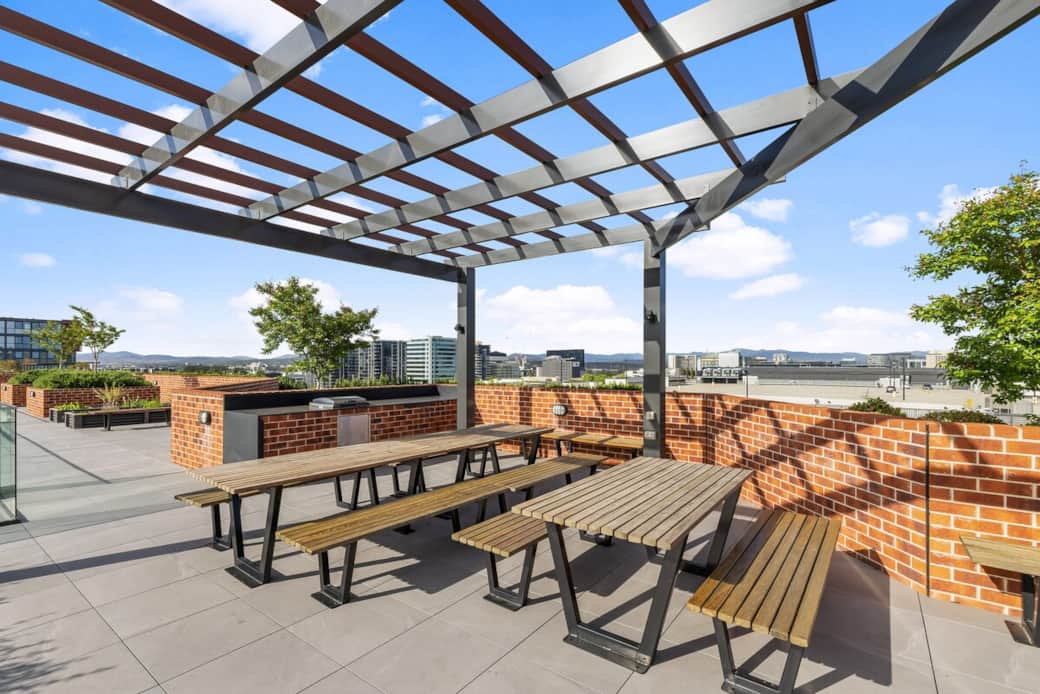 Relax and dine under the open sky in this stunning rooftop space. Equipped with BBQ facilities and picnic tables, it’s the perfect spot to enjoy a meal while taking in the panoramic city views.
