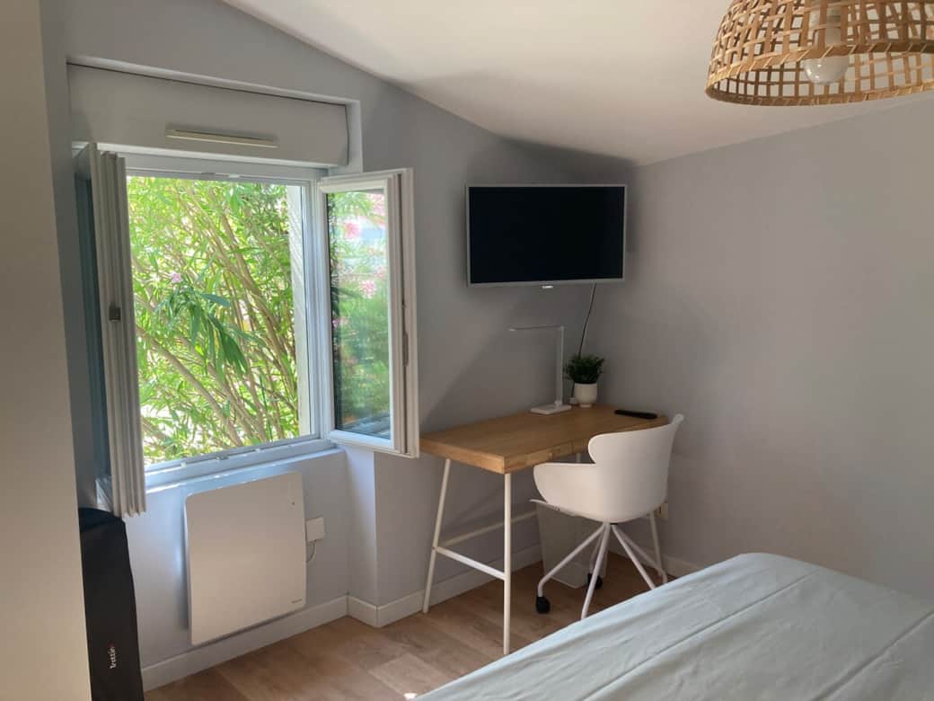 Bureau et coin TV dans la chambre à coucher 