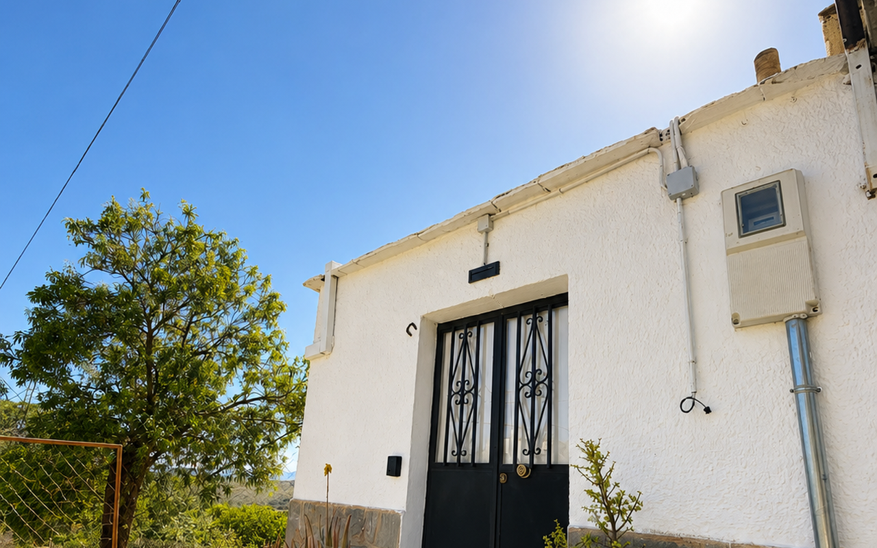 Fachada encalada de una casa de Gérgal bajo el cielo azu