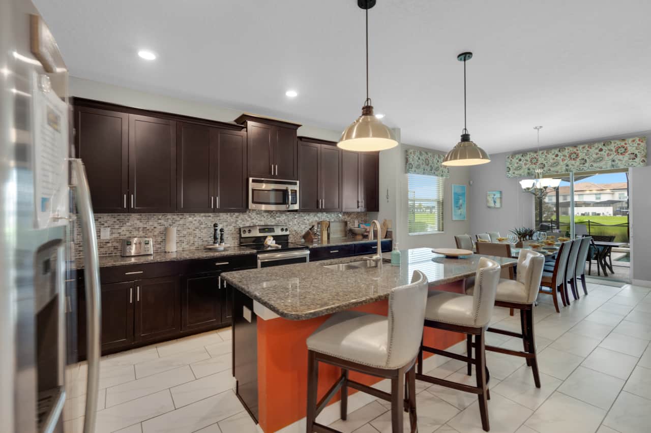 Perfect space for cooking and entertaining with a large breakfast island that comfortably seats 4