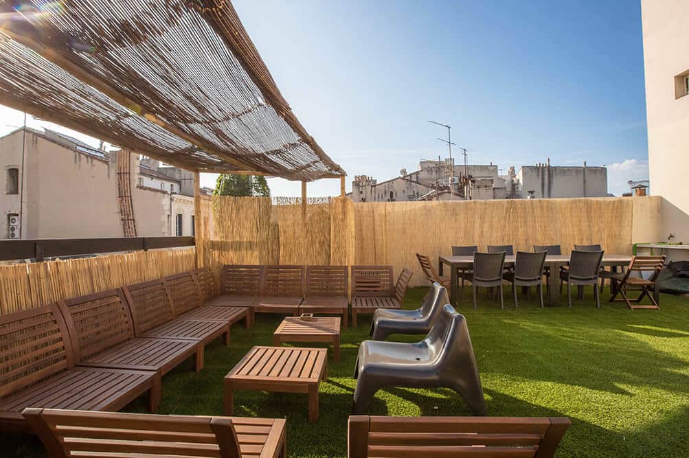 Rooftop avec salon d'extérieur en bois 