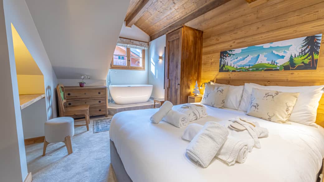 Piste Noire master bedroom with free-standing bath
