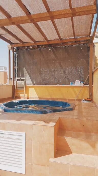 El jacuzzi está elevado y tiene opciones diferentes de masaje.