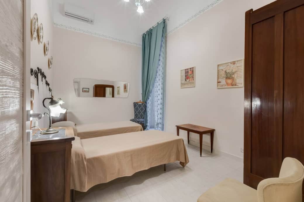 La "Camera Corte" si affaccia su un silenzioso grande cortile. La sua calda atmosfera resterà per voi un indelebile ricordo! La "Camera Corte" si affaccia su un silenzioso grande cortile. La sua calda atmosfera resterà per voi un indelebile ricordo!