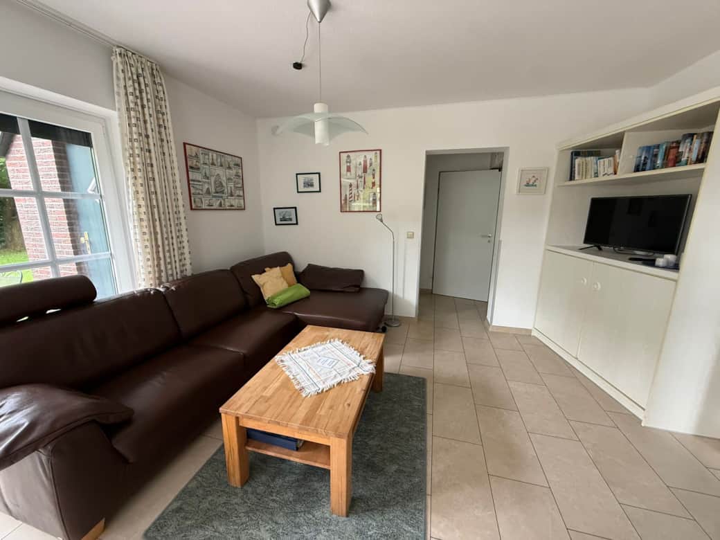 Wohnraum mit großem Sofa und Fernseher