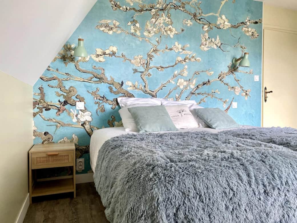 Chambre "Amandiers"
Vous dormirez dans des lits confortables de 90x200. Tout le confort dans votre lit avec un chevet chacun, une lumière de chevet individuelle et double prise de chaque côté des lits.
Le linge de lit est fourni. Chambre "Amandiers"
Vous dormirez dans des lits confortables de 90x200. Tout le confort dans votre lit avec un chevet chacun, une lumière de chevet individuelle et double prise de chaque côté des lits.
Le linge de lit est fourni.