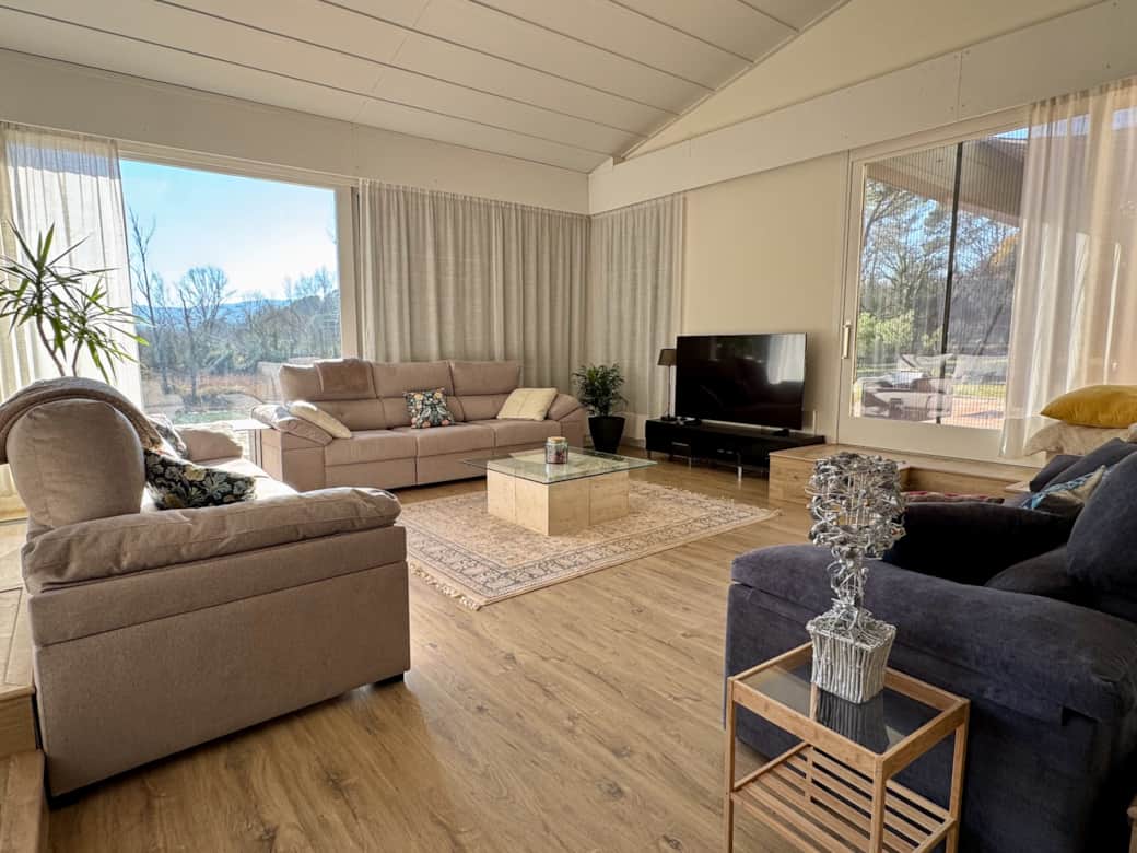 Salón primera planta - zona de sofás - Can Guixera 