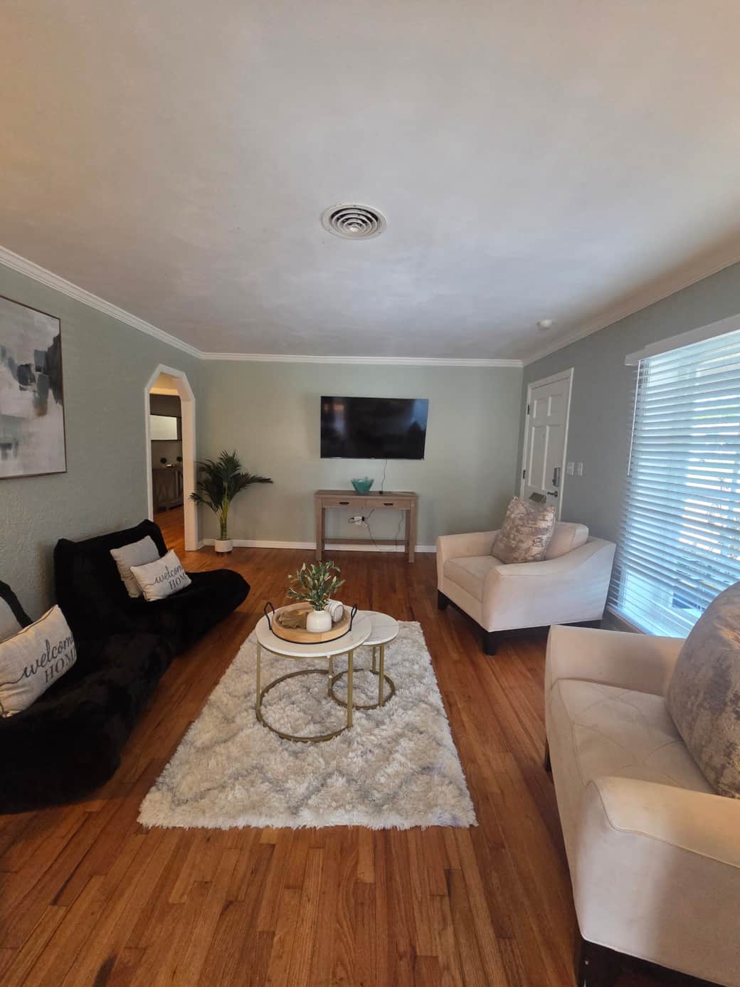 Smart TV with Netflix and a beautiful decorative table for enjoyment. Lakeland, FL Smart TV with Netflix and a beautiful decorative table for enjoyment. Lakeland, FL