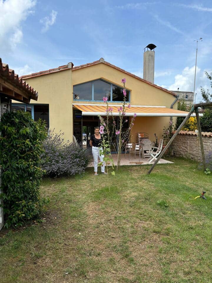 Vivre dehors - sur la terrasse à l’abri du store électrique ou sur un transat sous un parasol 